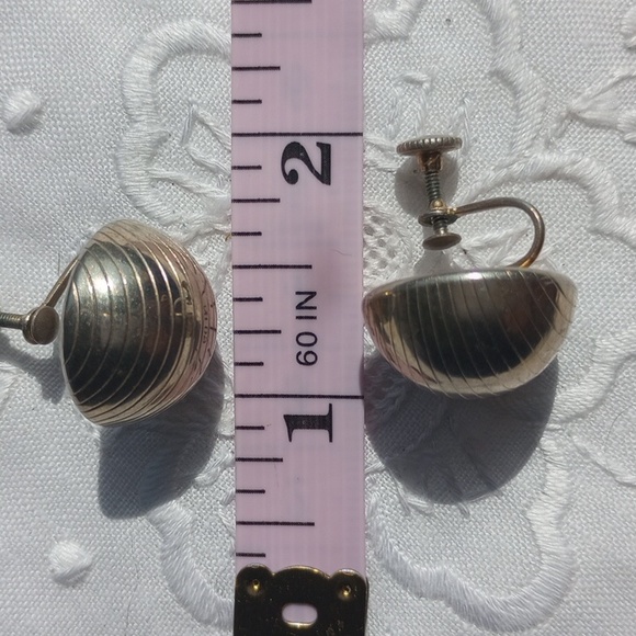 Gorgeous Art Deco style button silver tone ribbed screw back earrings - Picture 6 of 6